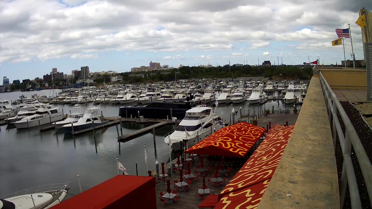 Golden Nugget Wide View Southeast – Atlantic City Boardwalk — Atlantic City, NJ live camera thumbnail